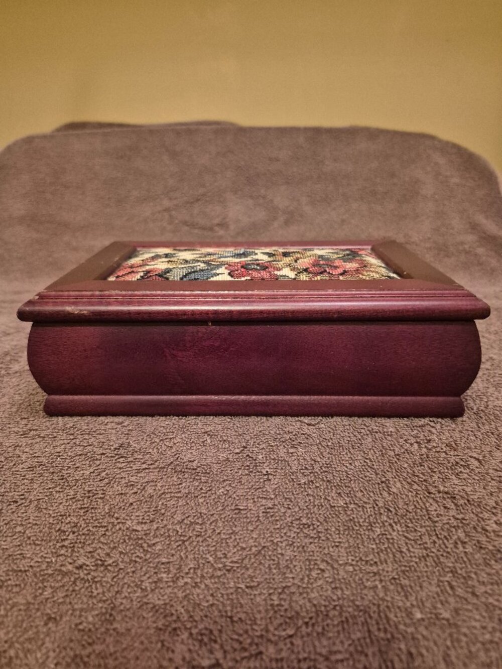 VINTAGE WOODEN JEWELRY BOX FEATURES A MIRRORED LID GREEN VELVET INTERIOR